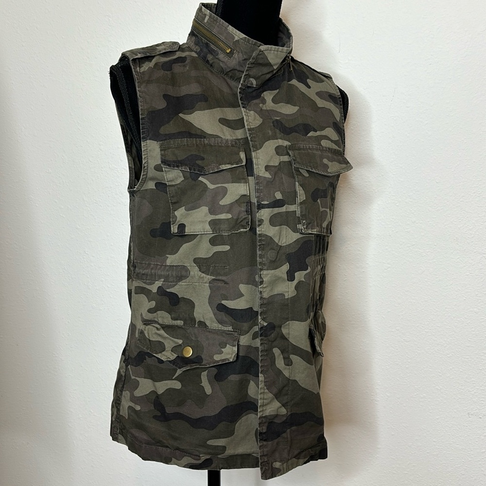 Love Tree size Small camo vest